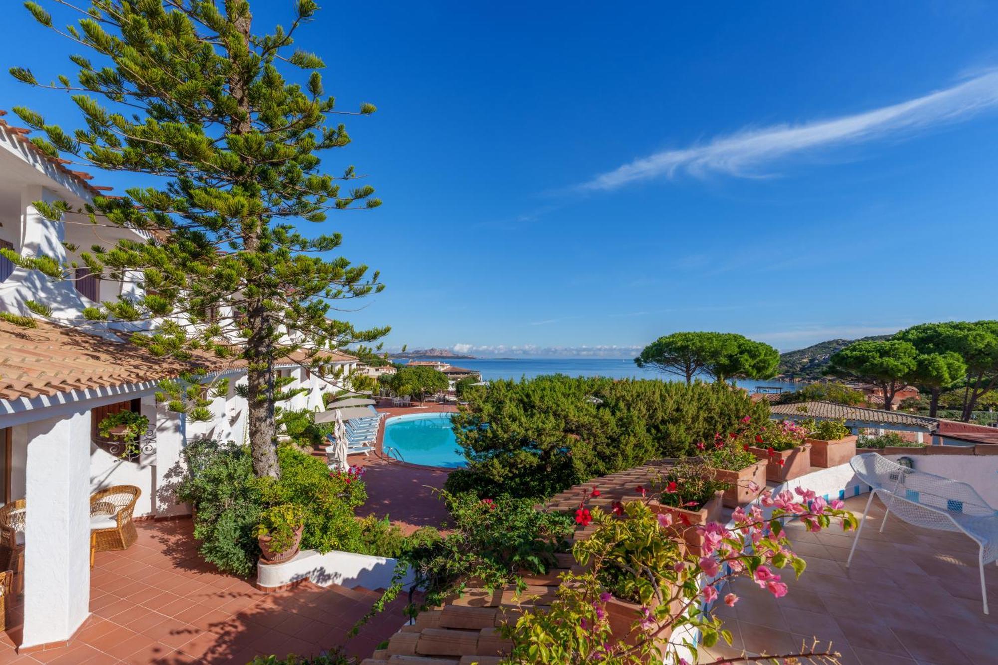 Hotel Punta Est Baja Sardinia Bagian luar foto