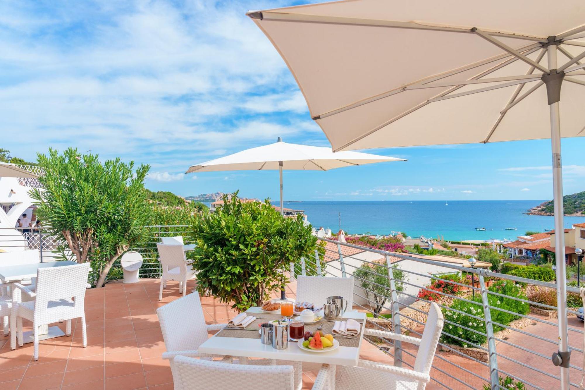 Hotel Punta Est Baja Sardinia Bagian luar foto