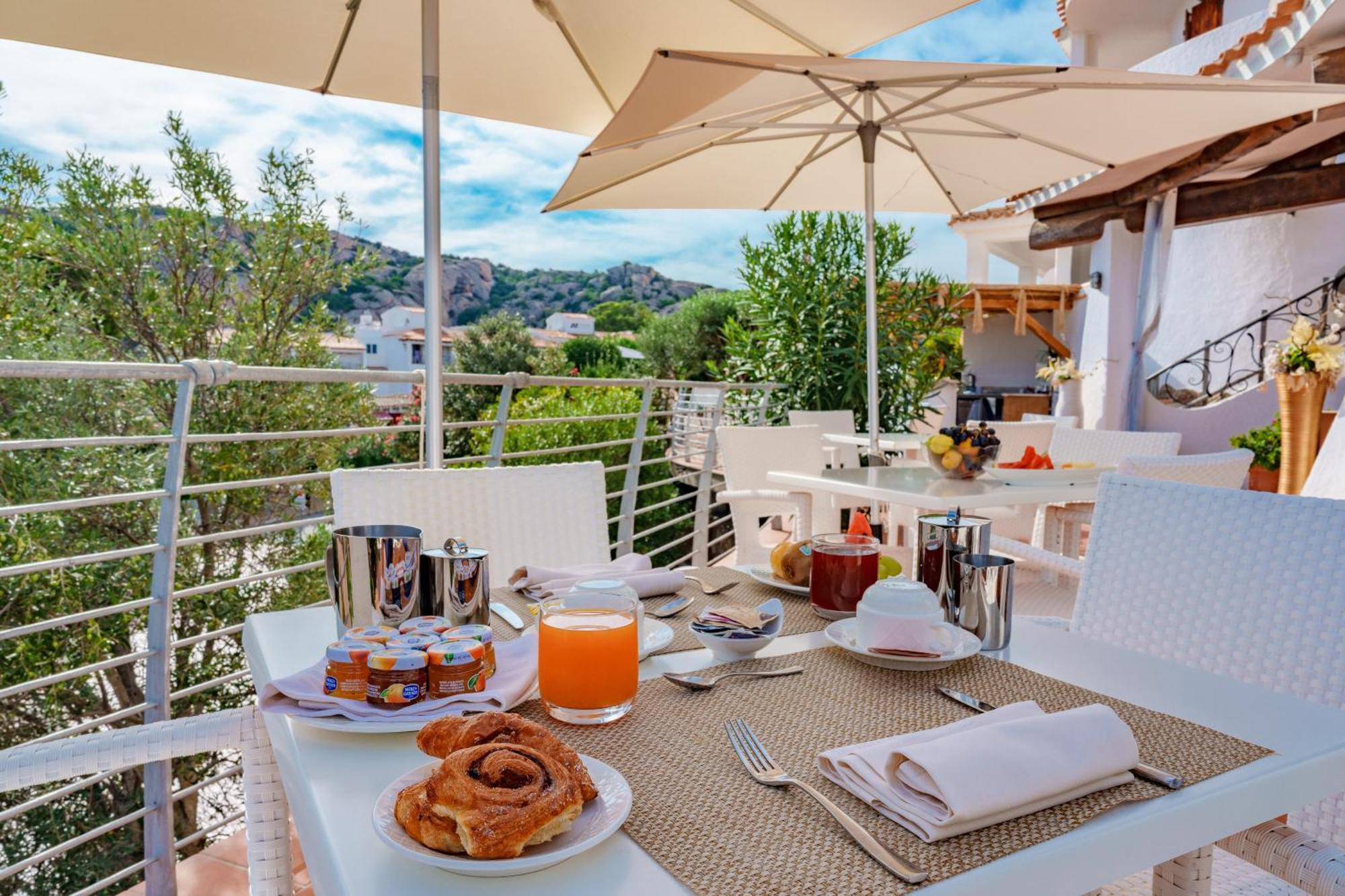 Hotel Punta Est Baja Sardinia Bagian luar foto