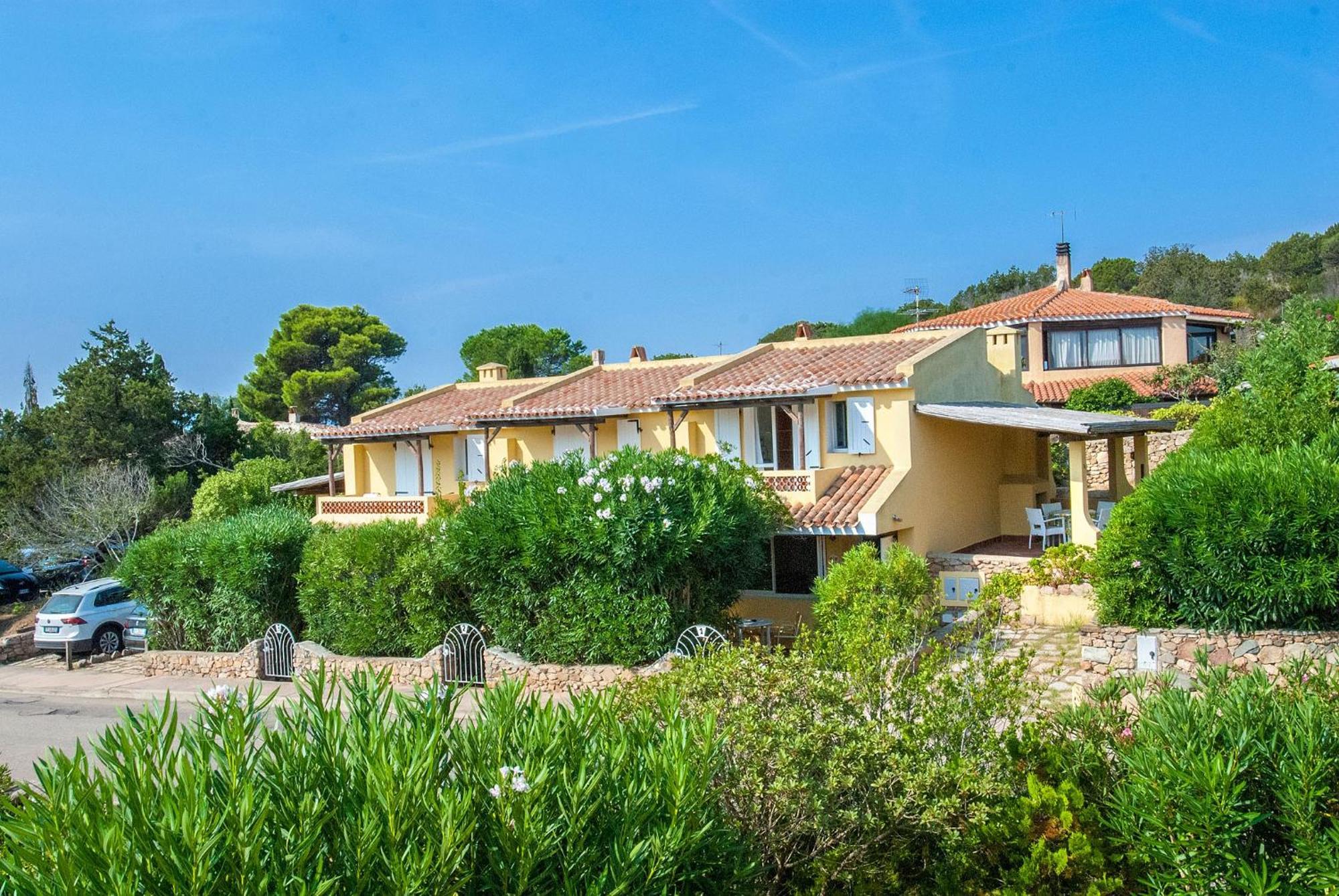 Hotel Punta Est Baja Sardinia Bagian luar foto