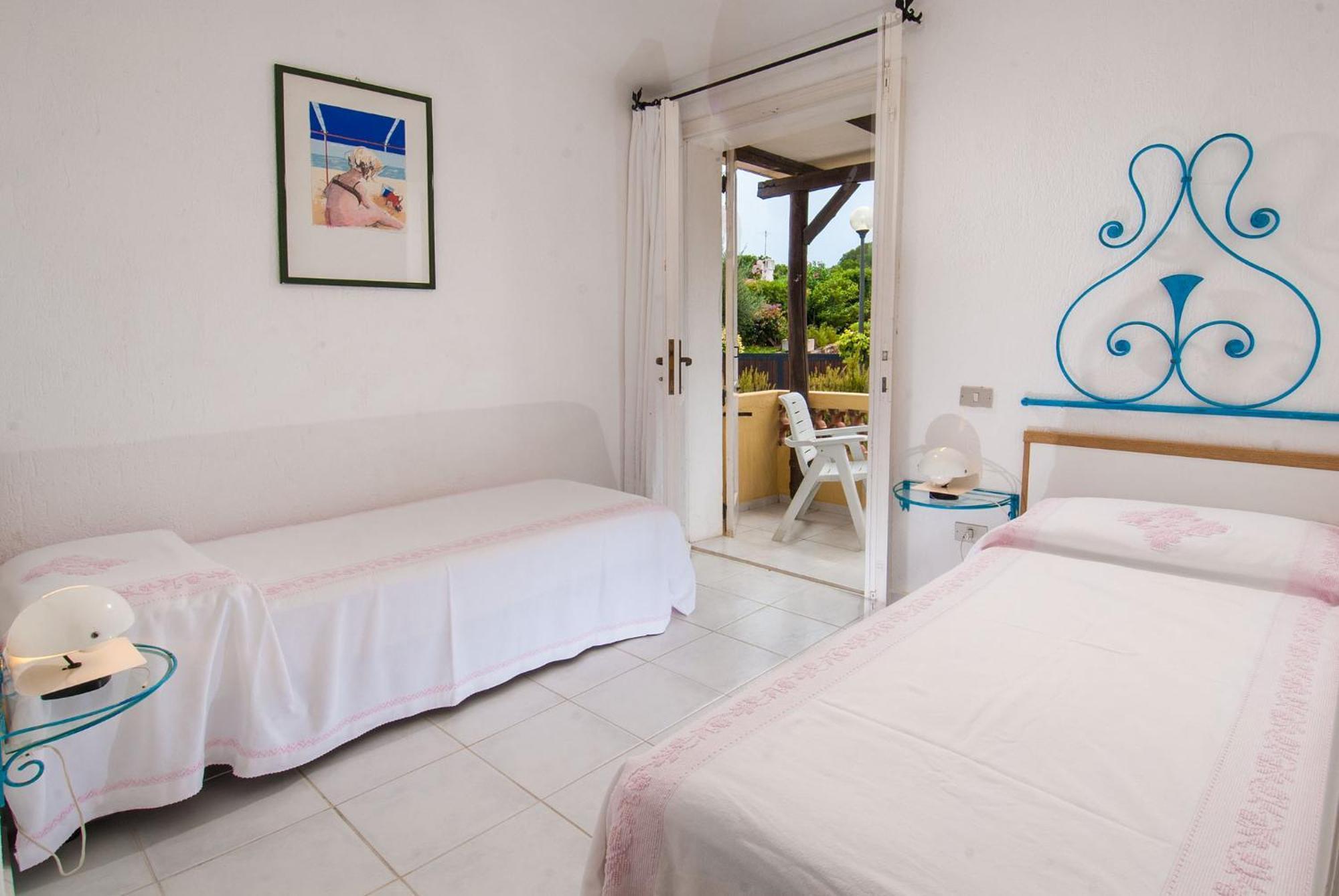 Hotel Punta Est Baja Sardinia Bagian luar foto